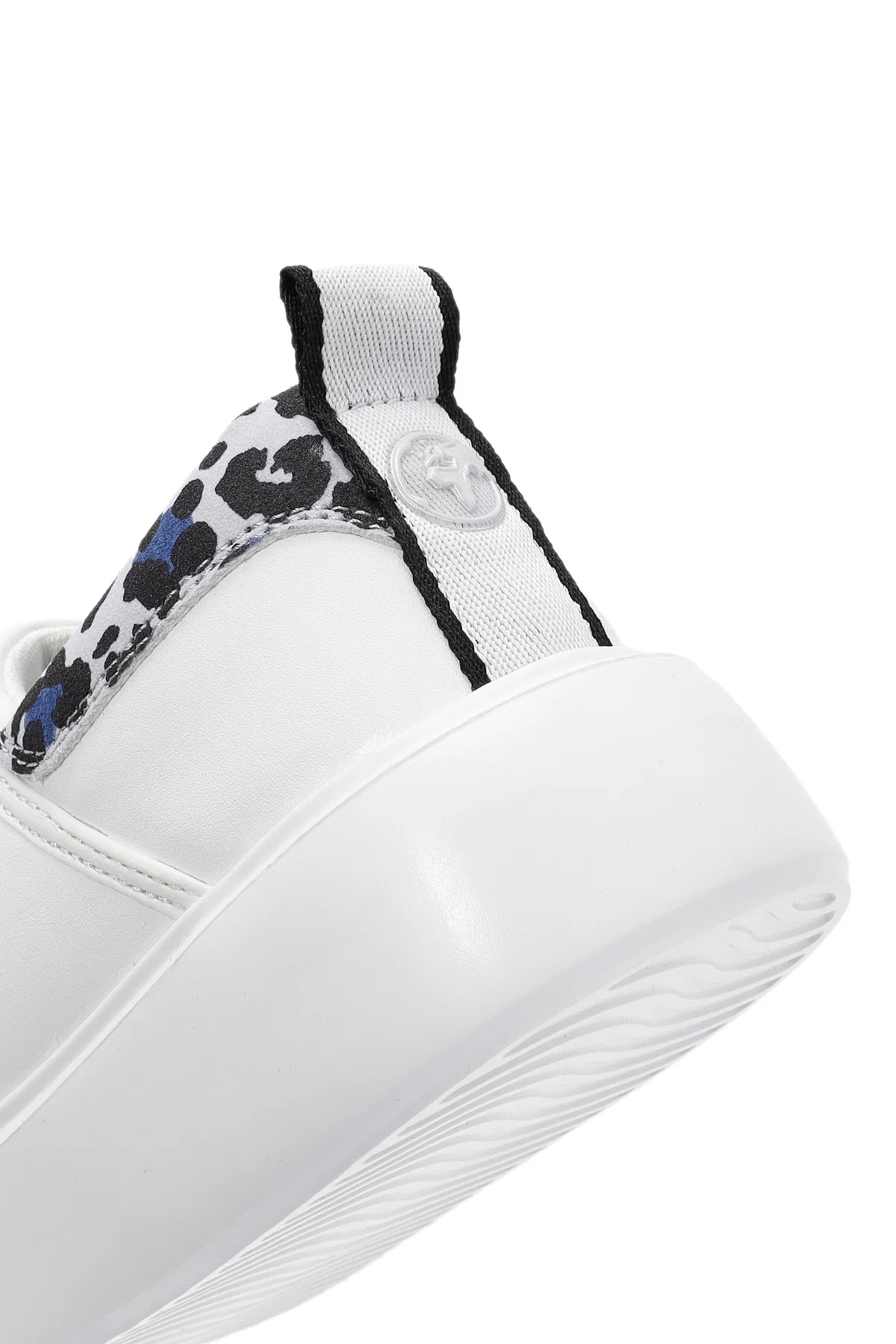 ACBC x Derimod Kadın Beyaz Bağcıklı Leopar Detaylı Sneaker - Image 11