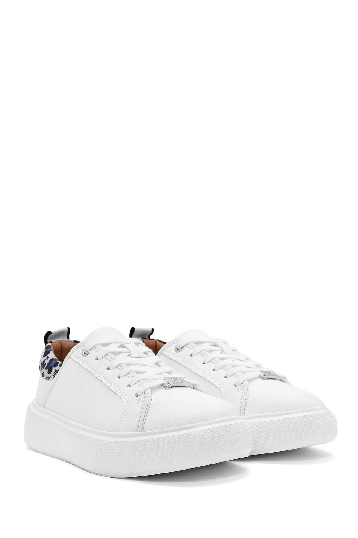 ACBC x Derimod Kadın Beyaz Bağcıklı Leopar Detaylı Sneaker - Image 3