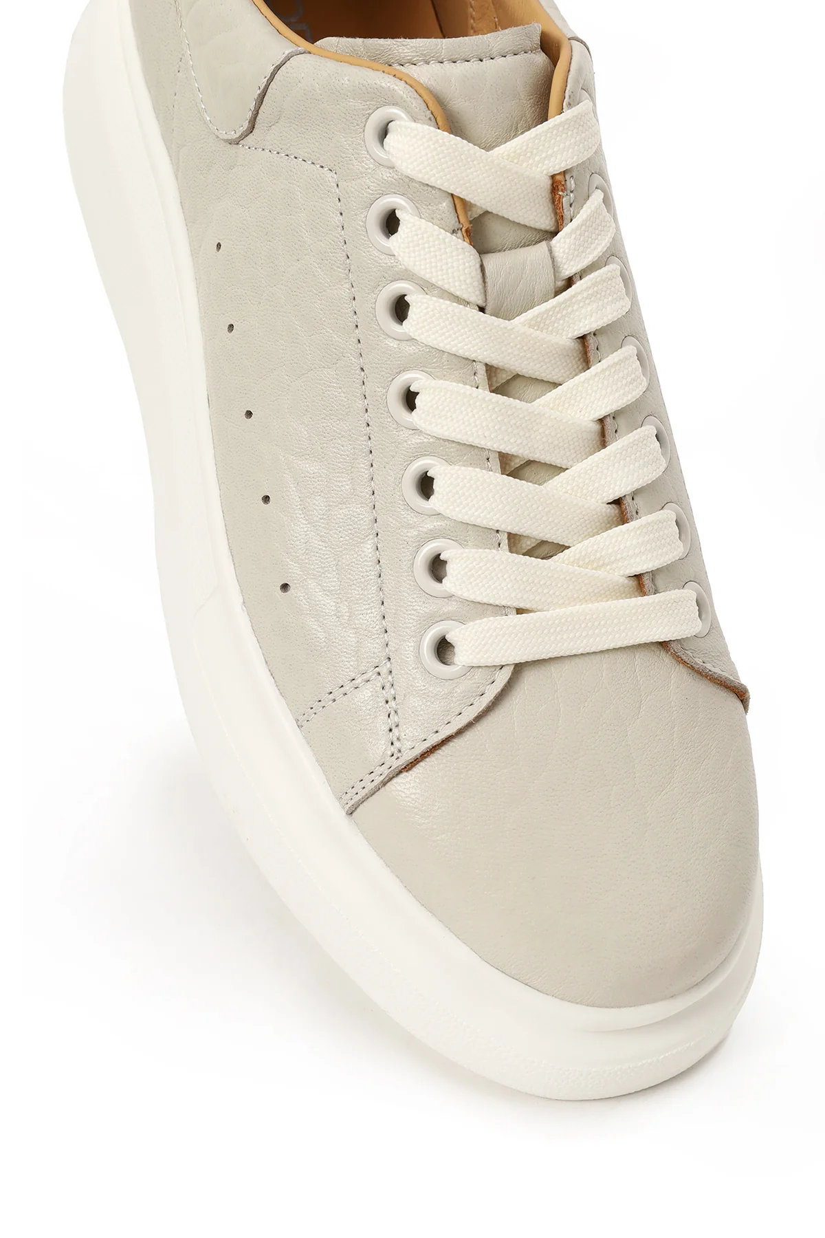 Erkek Beyaz Bağcıklı Kalın Tabanlı Desenli Deri Sneaker - Image 10