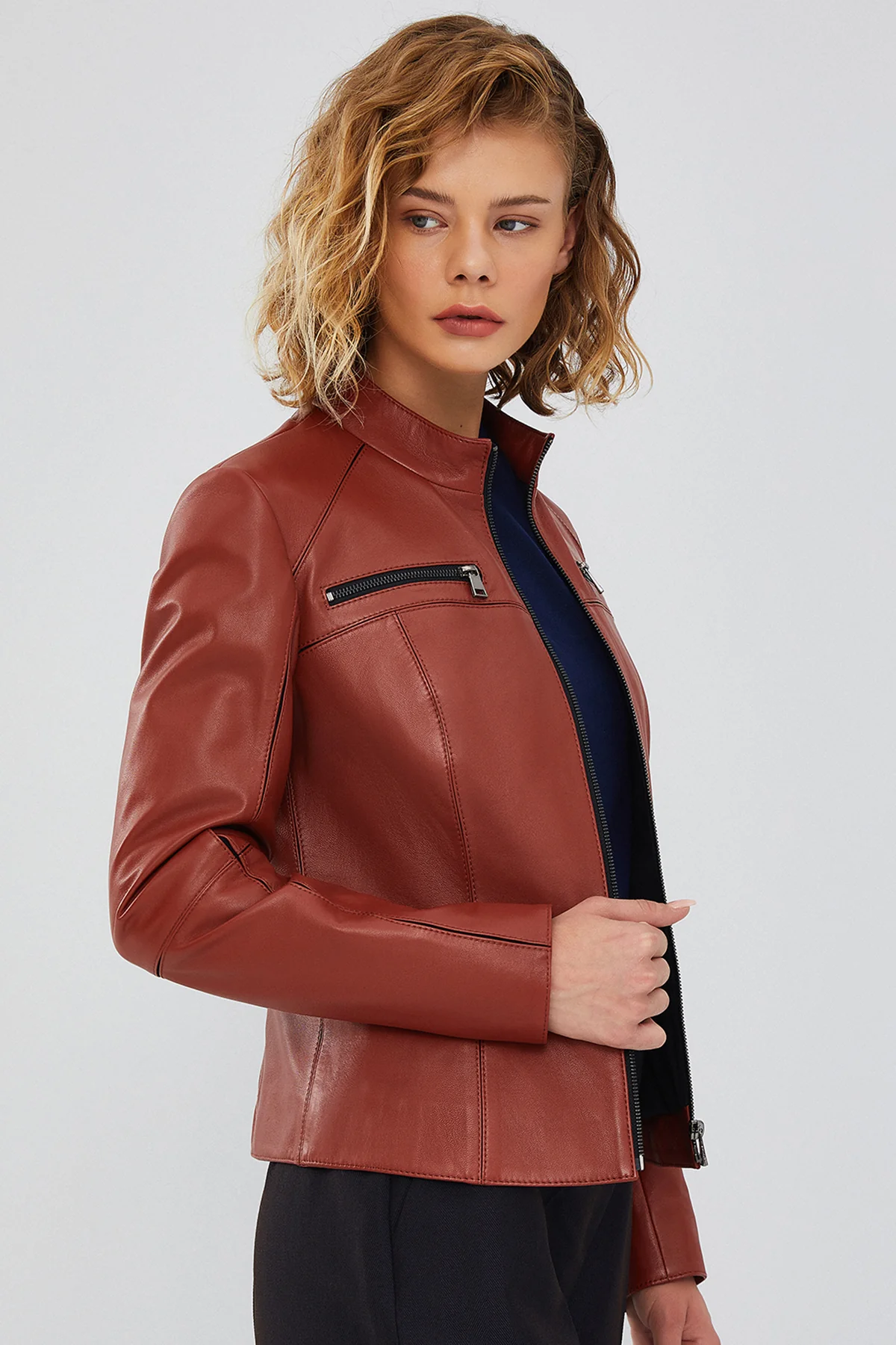 Eva Kadın Kahverengi Slim-Fit Kısa Deri Ceket - Image 2