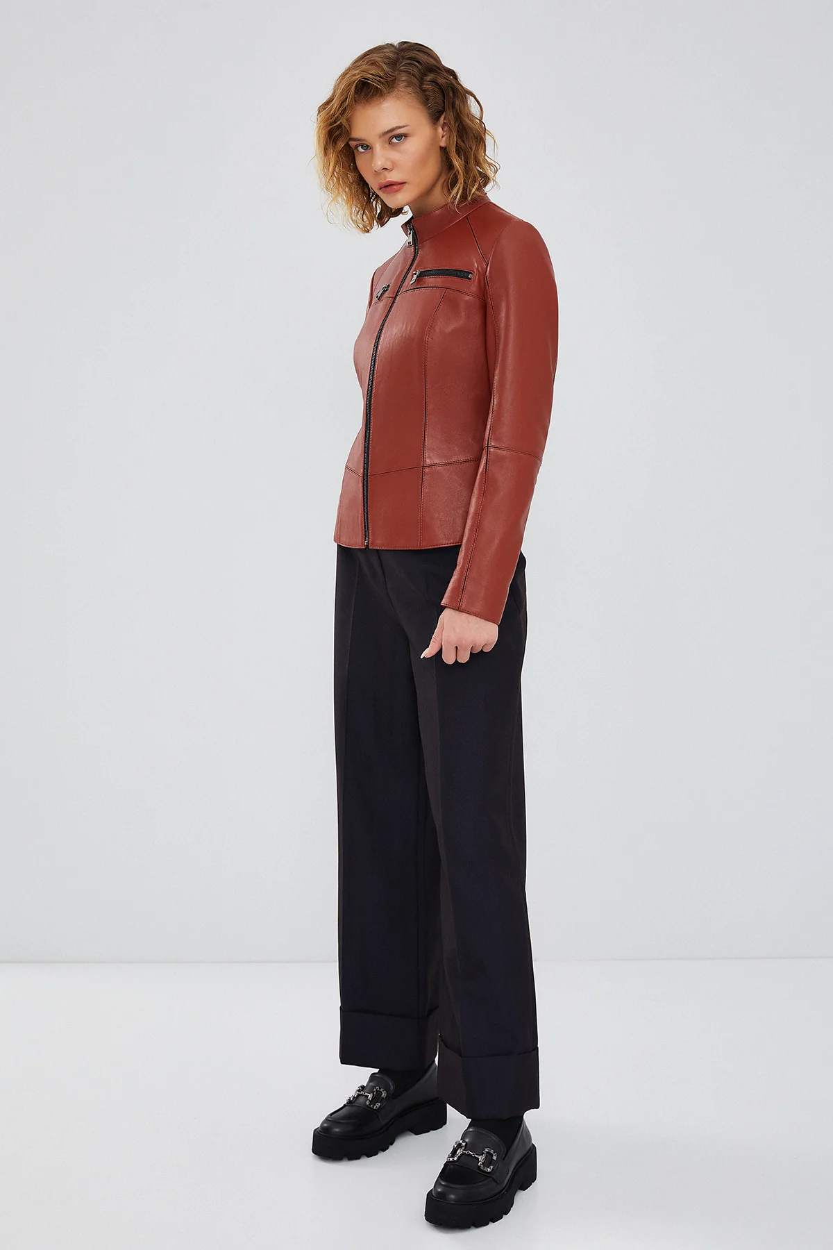 Eva Kadın Kahverengi Slim-Fit Kısa Deri Ceket - Image 3
