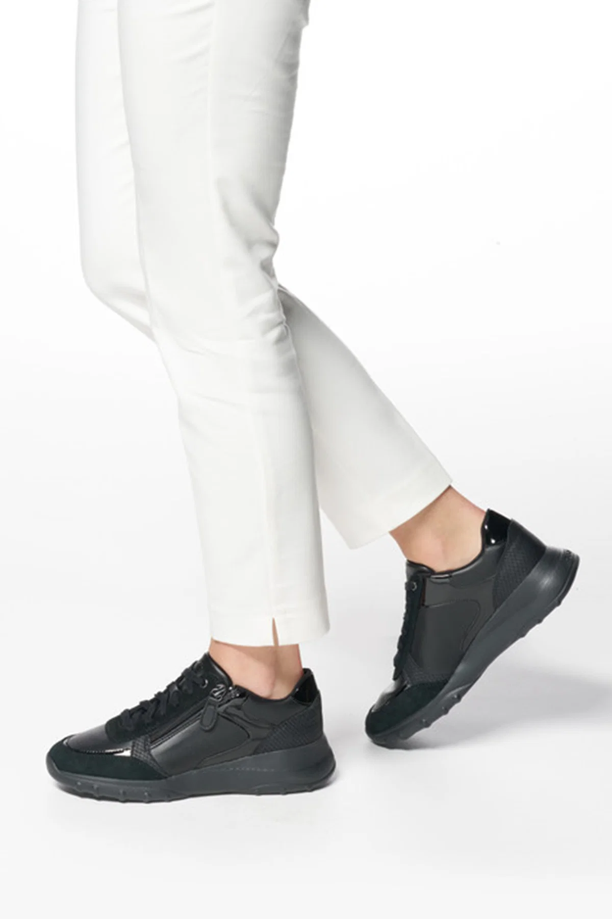 Geox Kadın Siyah Bağcıklı Kalın Tabanlı Deri Sneaker - Image 2