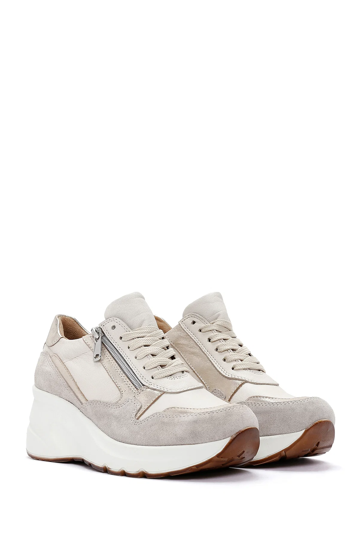 Kadın Bej Bağcıklı Fermuar Detaylı Dolgu Topuklu Deri Sneaker - Image 3