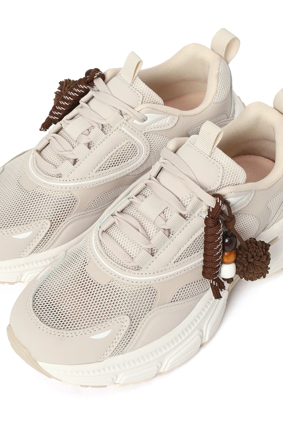 Kadın Bej Bağcıklı Kalın Tabanlı Charmlı Sneaker - Image 10