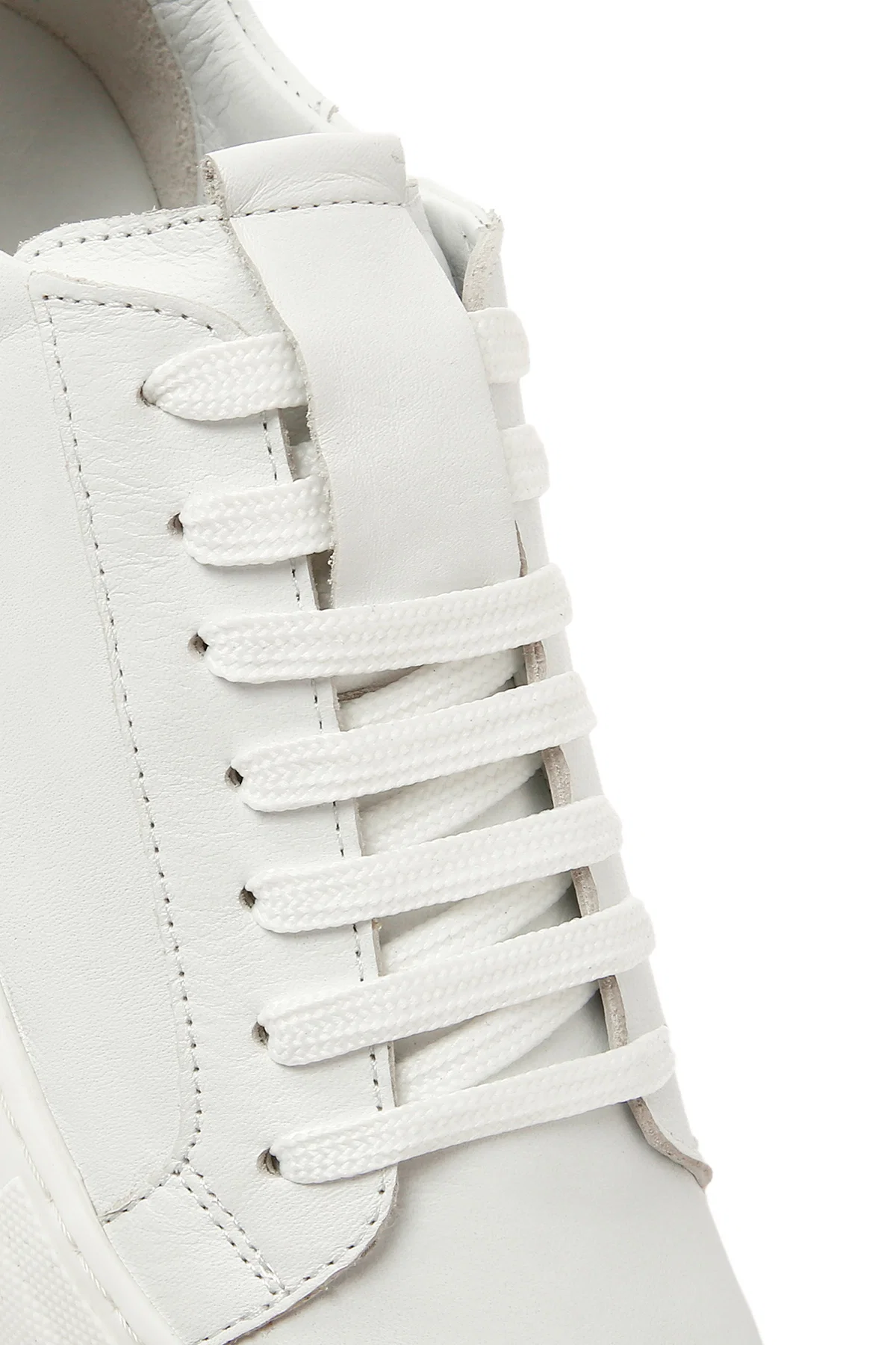 Kadın Beyaz Bağcıklı Deri Sneaker - Image 10