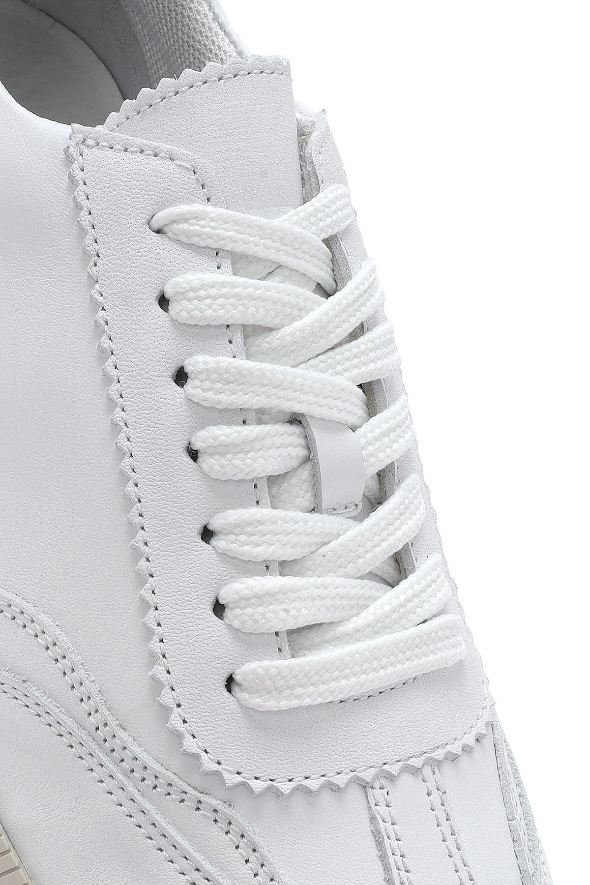 Kadın Beyaz Bağcıklı Deri Sneaker - Image 9