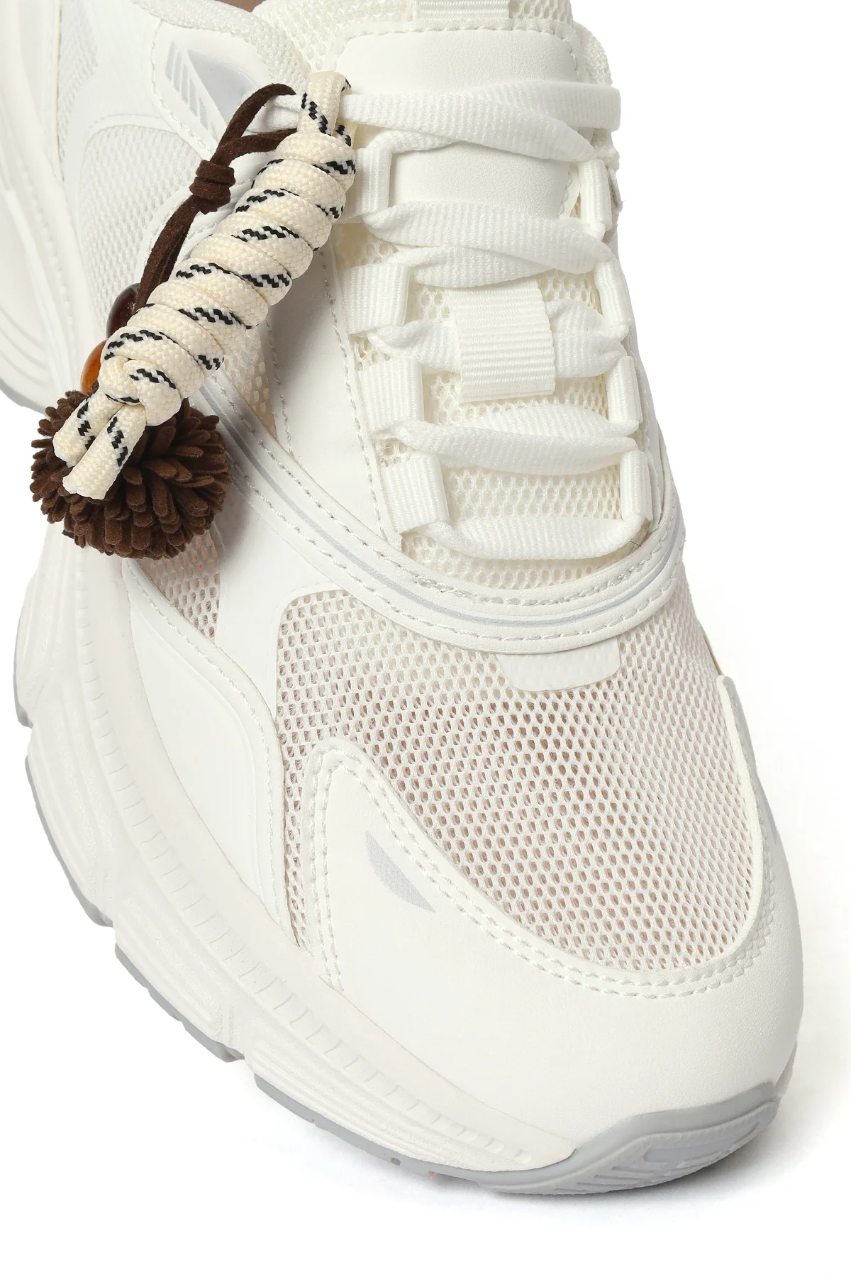 Kadın Beyaz Bağcıklı Kalın Tabanlı Charmlı Sneaker - Image 9