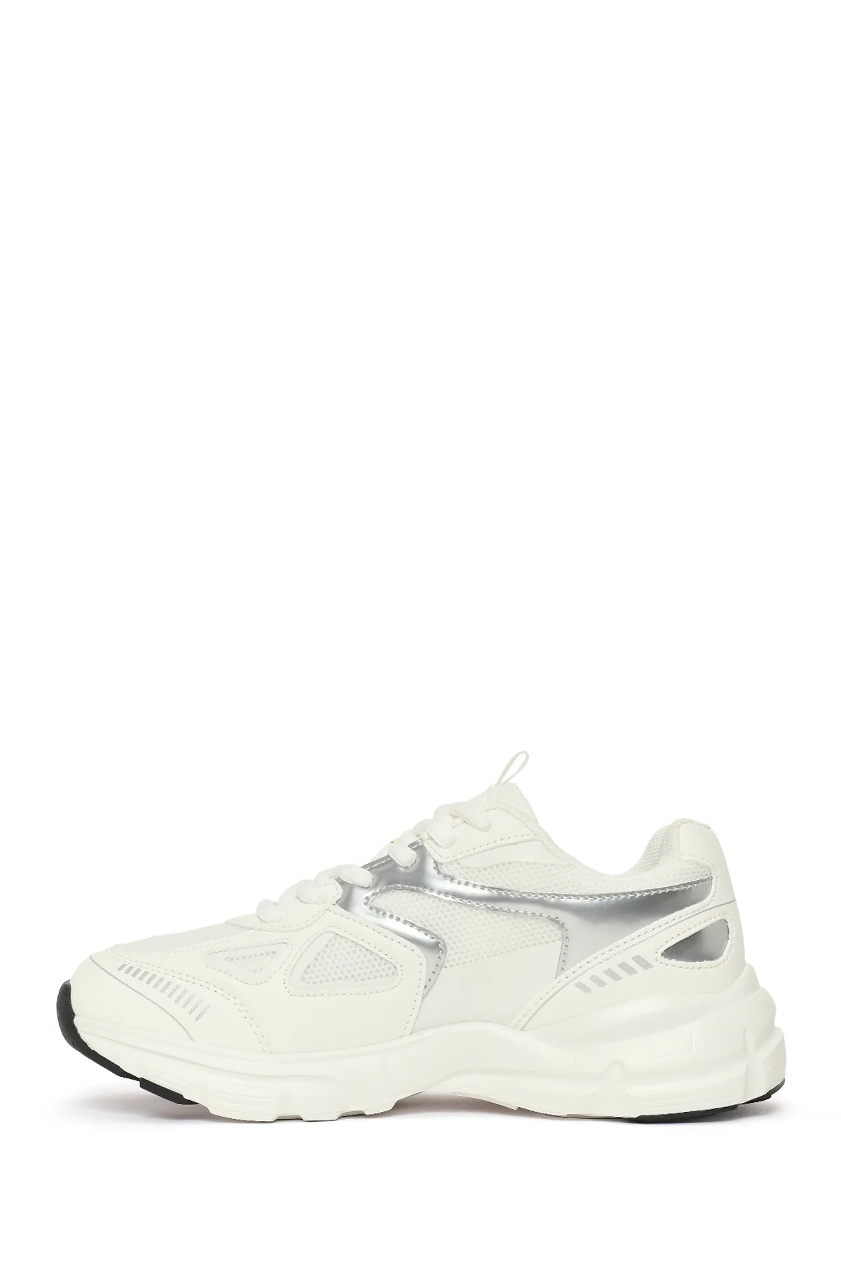 Kadın Beyaz Bağcıklı Kalın Tabanlı Charmlı Sneaker - Image 3
