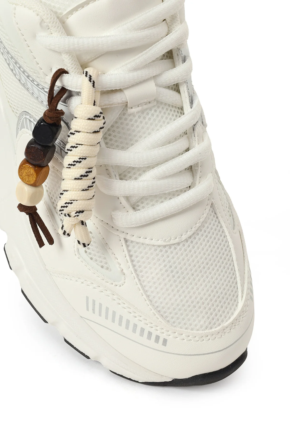 Kadın Beyaz Bağcıklı Kalın Tabanlı Charmlı Sneaker - Image 9