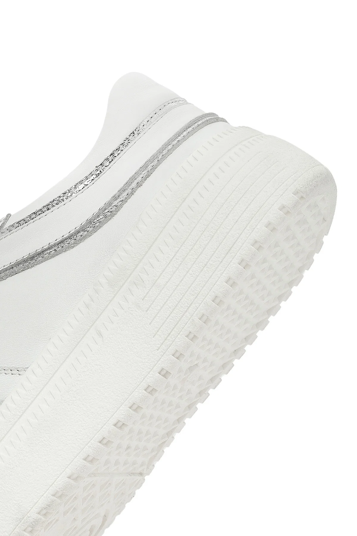 Kadın Beyaz Bağcıklı Kalın Tabanlı Deri Sneaker - Image 8
