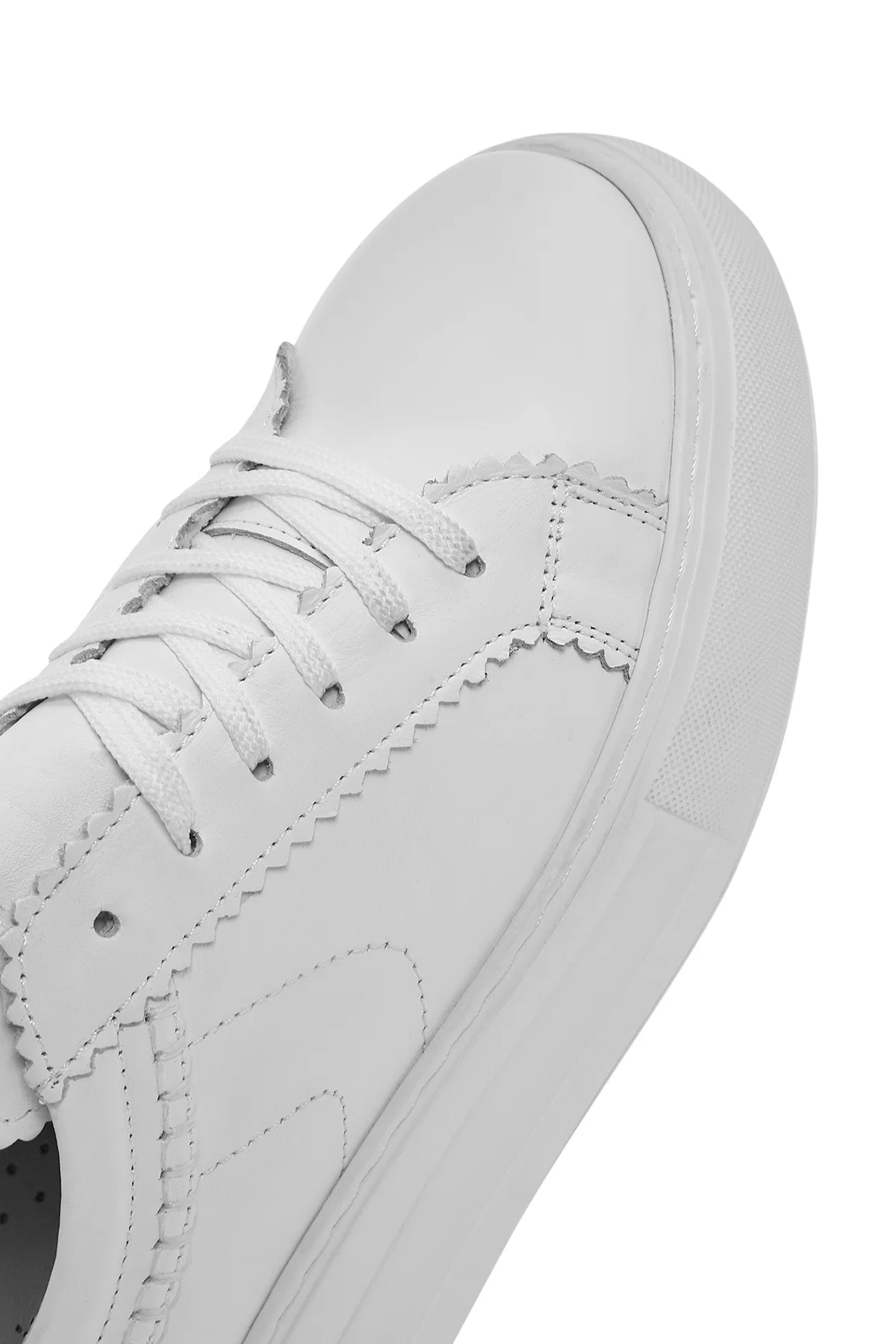 Kadın Beyaz Bağcıklı Kalın Tabanlı Deri Sneaker - Image 8