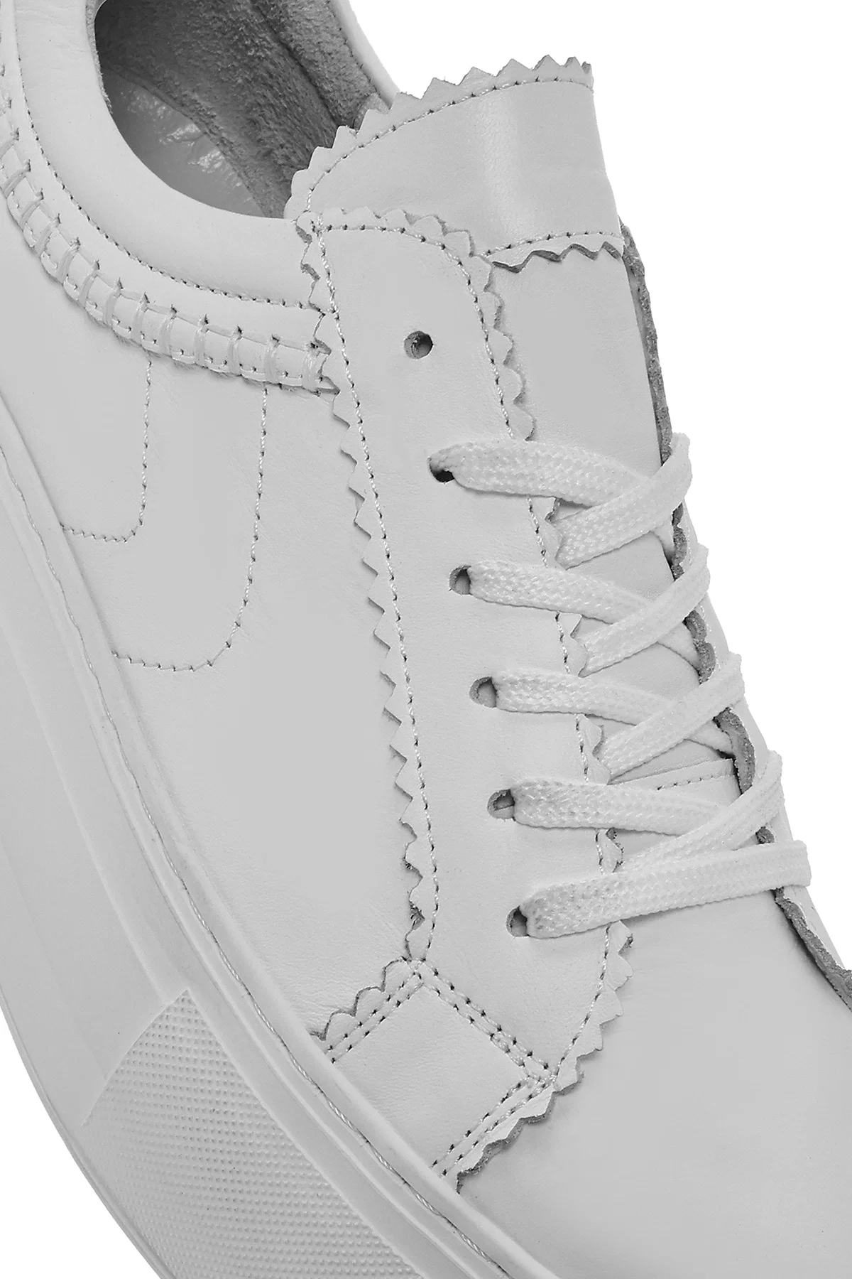 Kadın Beyaz Bağcıklı Kalın Tabanlı Deri Sneaker - Image 9