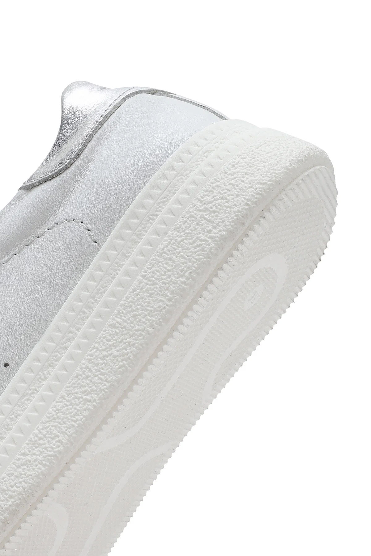Kadın Beyaz Bağcıklı Kalın Tabanlı Deri Sneaker - Image 8