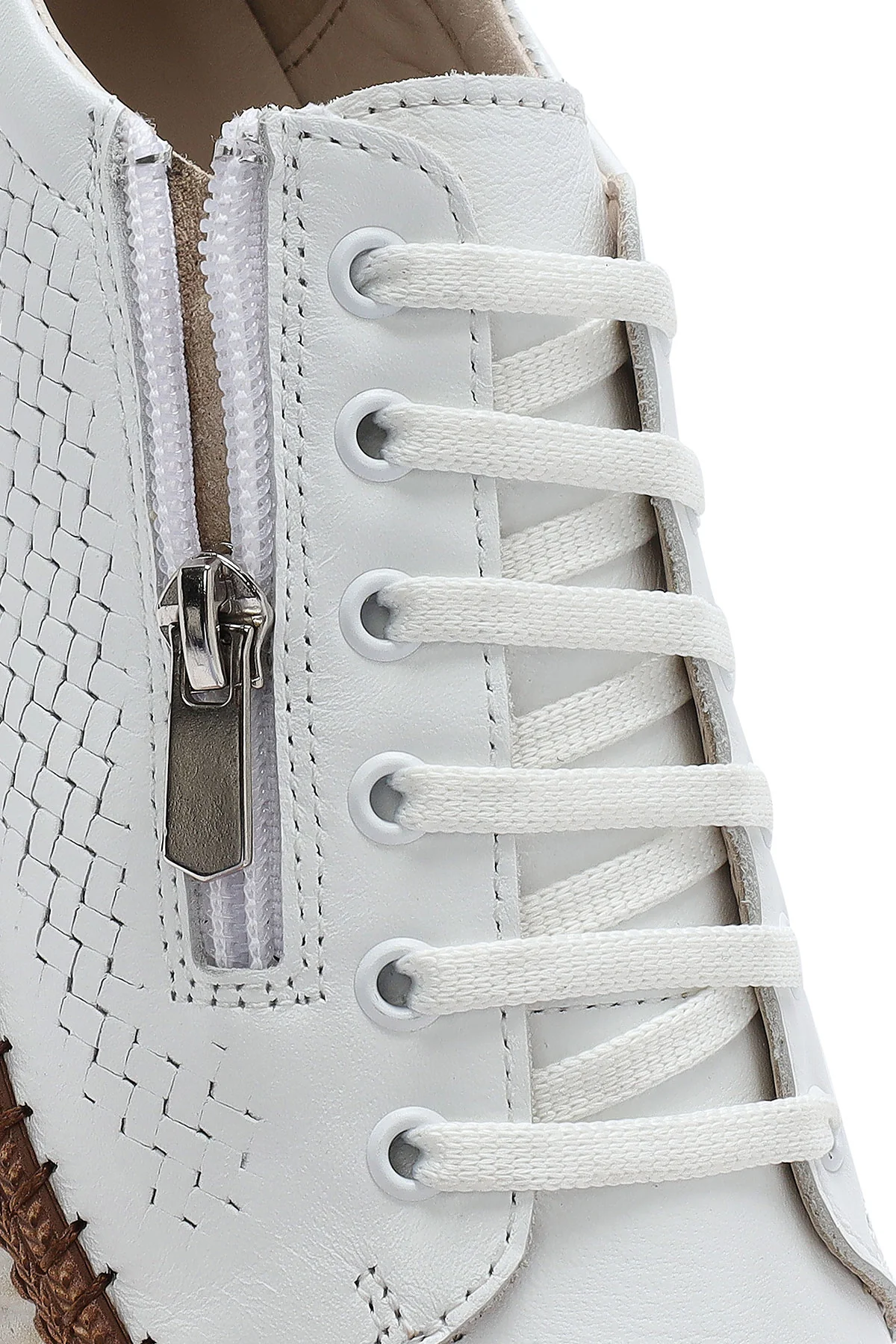 Kadın Beyaz Bağcıklı Kalın Tabanlı Deri Sneaker - Image 9