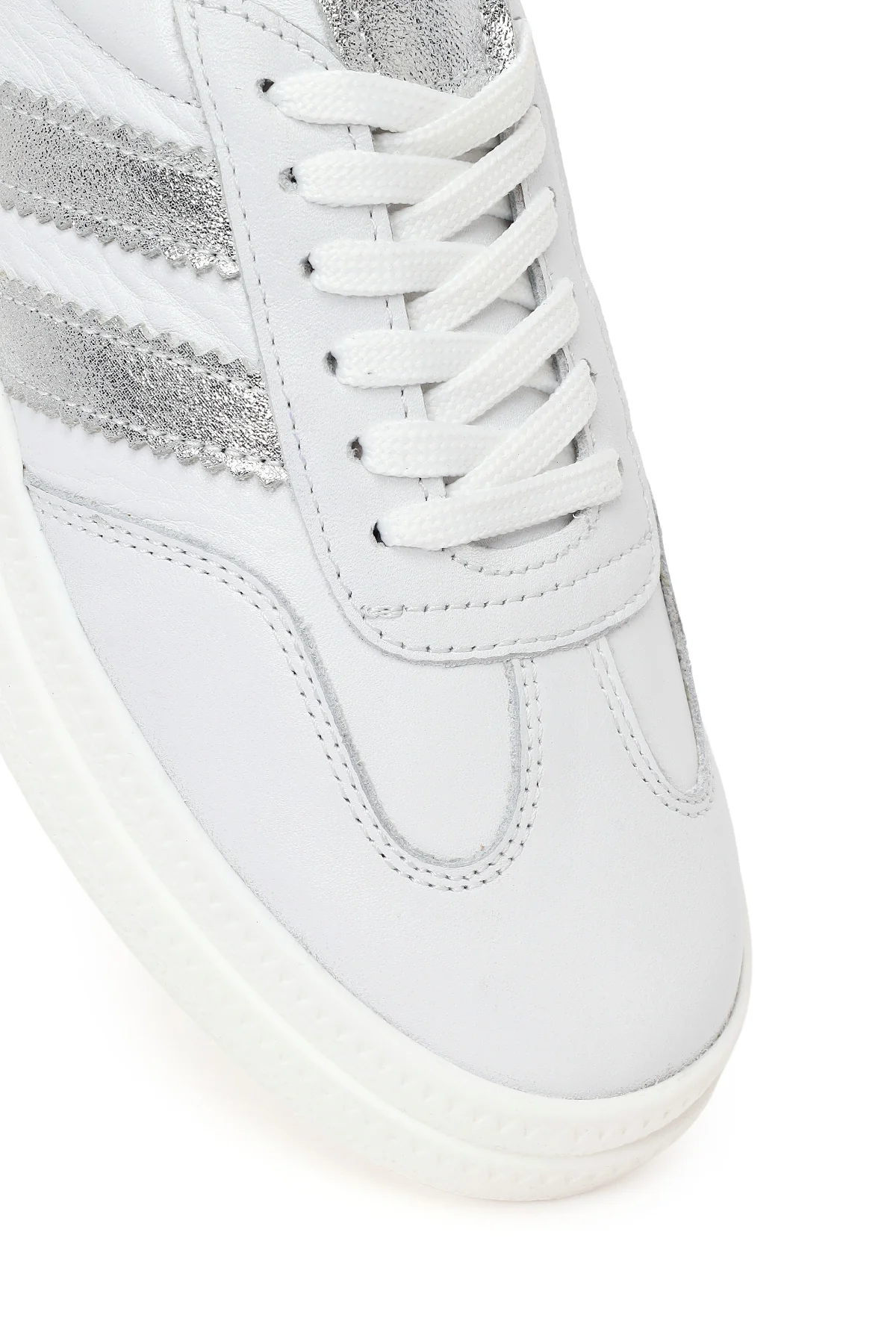 Kadın Beyaz Bağcıklı Kalın Tabanlı Deri Sneaker - Image 9