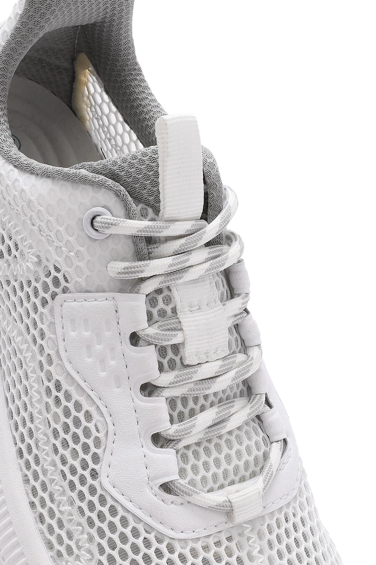 Kadın Beyaz Bağcıklı Kalın Tabanlı Kumaş Sneaker - Image 9