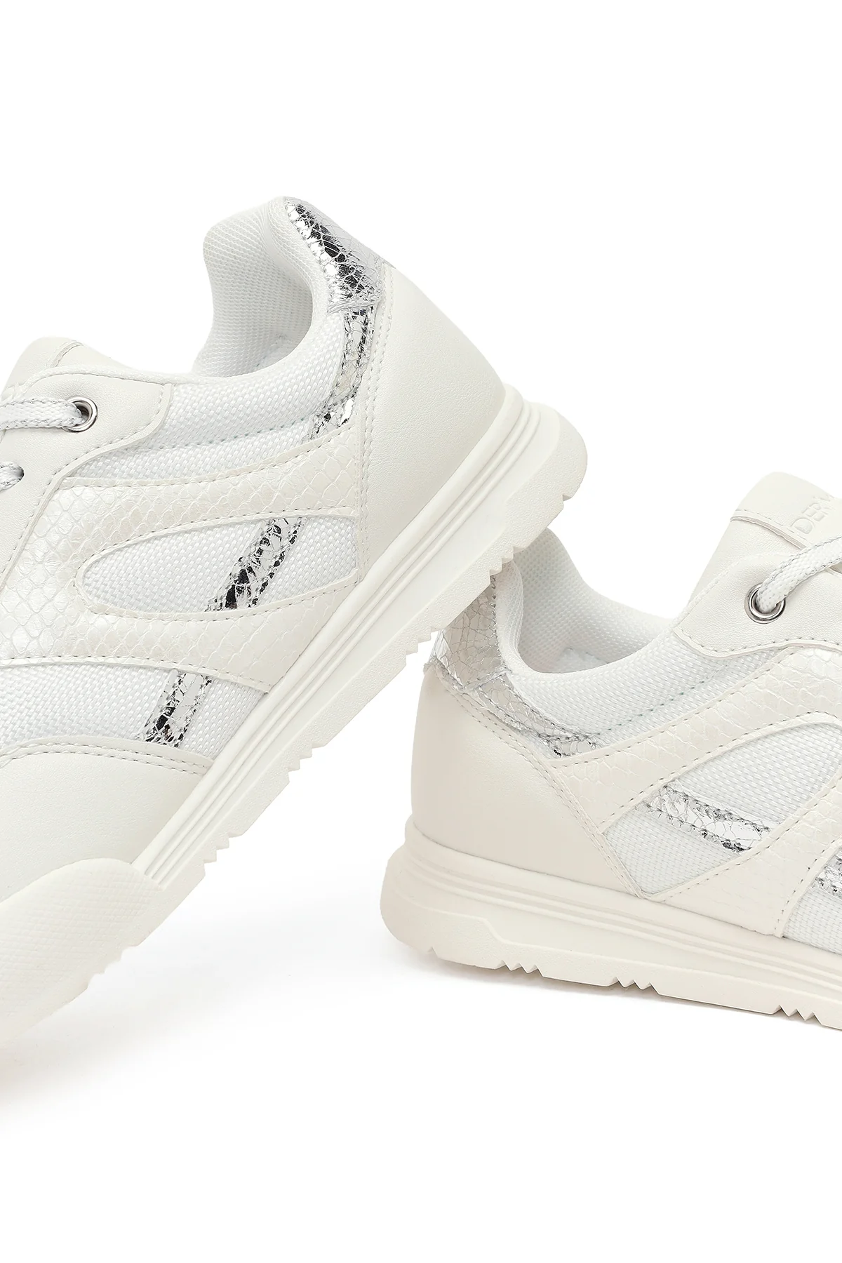 Kadın Beyaz Bağcıklı Sneaker - Image 10