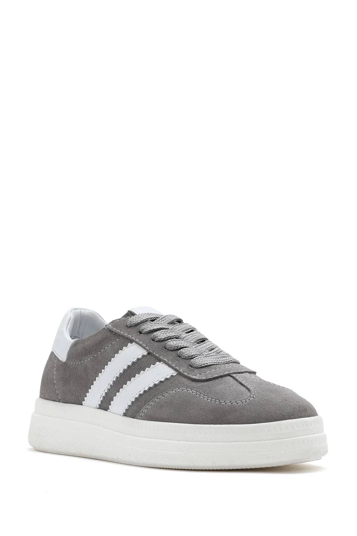 Kadın Gri Bağcıklı Kalın Tabanlı Süet Deri Sneaker - Image 7