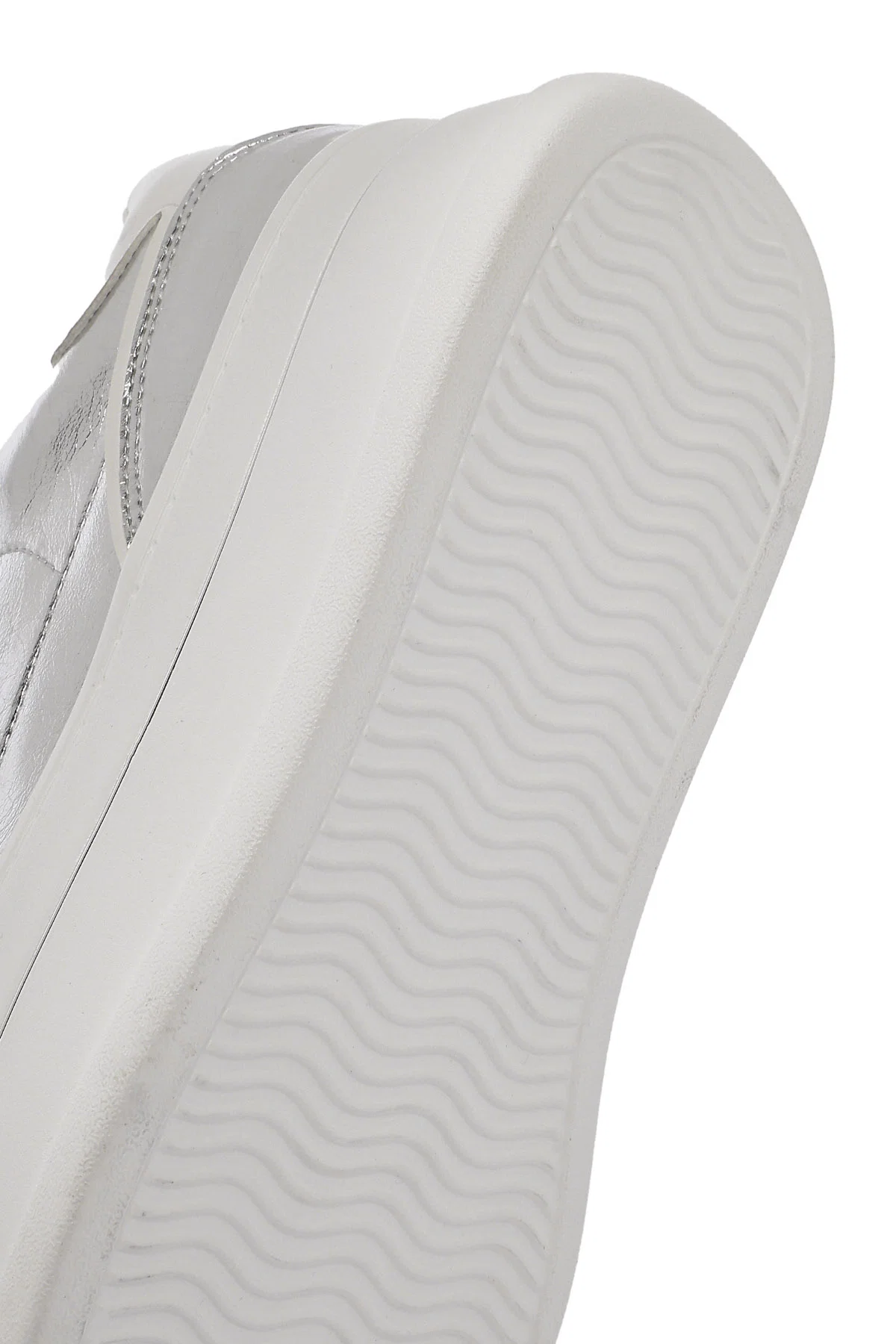 Kadın Gümüş Bağcıklı Kalın Tabanlı Metalik Sneaker - Image 8