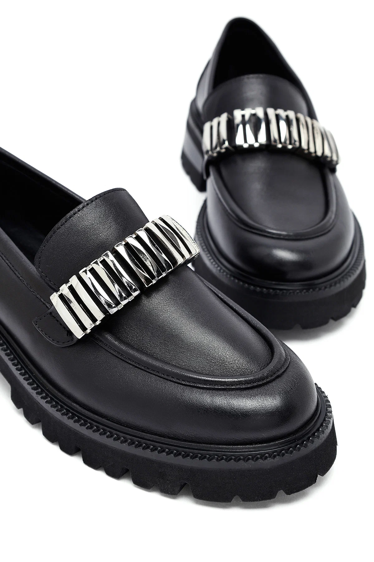 Kadın Siyah Aksesuarlı Deri Maskülen Loafer - Image 11
