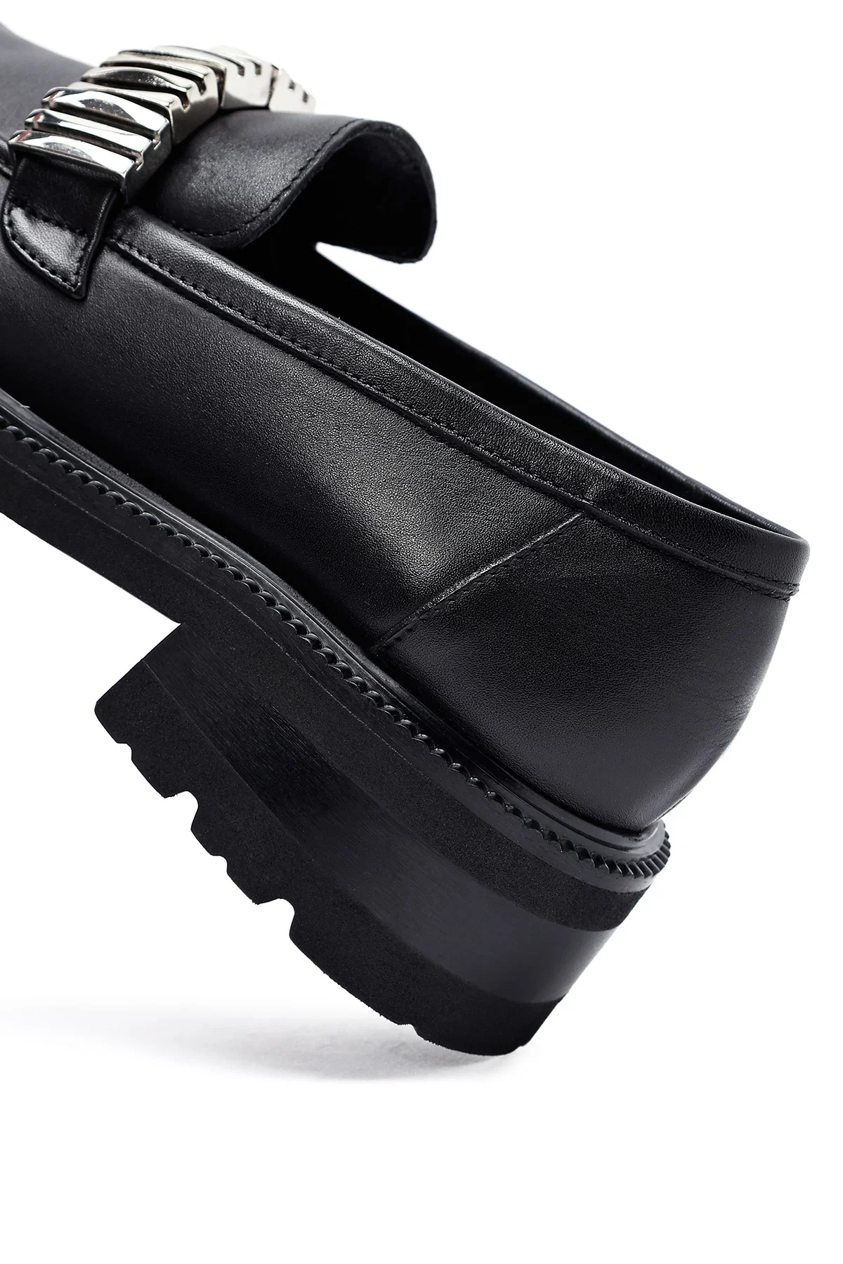 Kadın Siyah Aksesuarlı Deri Maskülen Loafer - Image 9