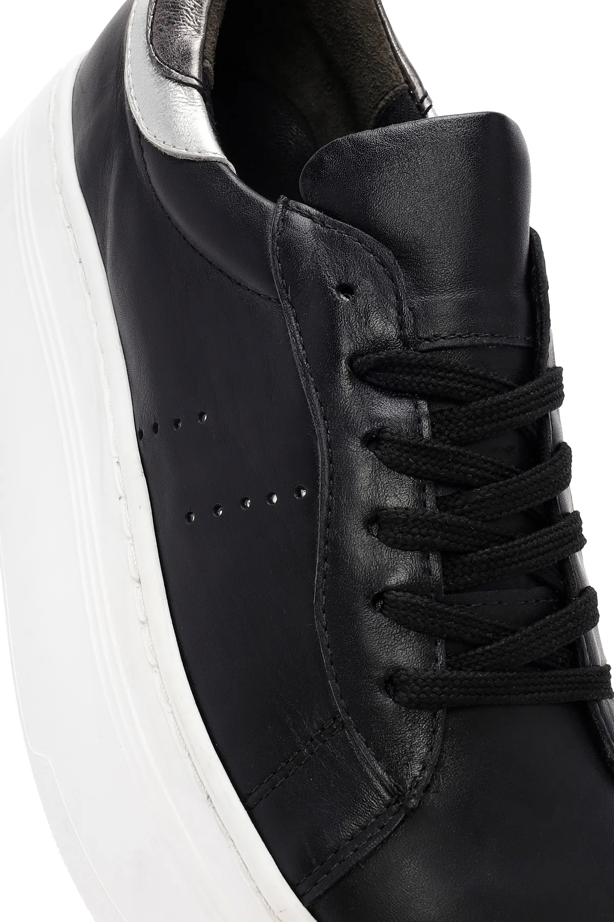 Kadın Siyah Bağcıklı Kalın Tabanlı Deri Sneaker - Image 10