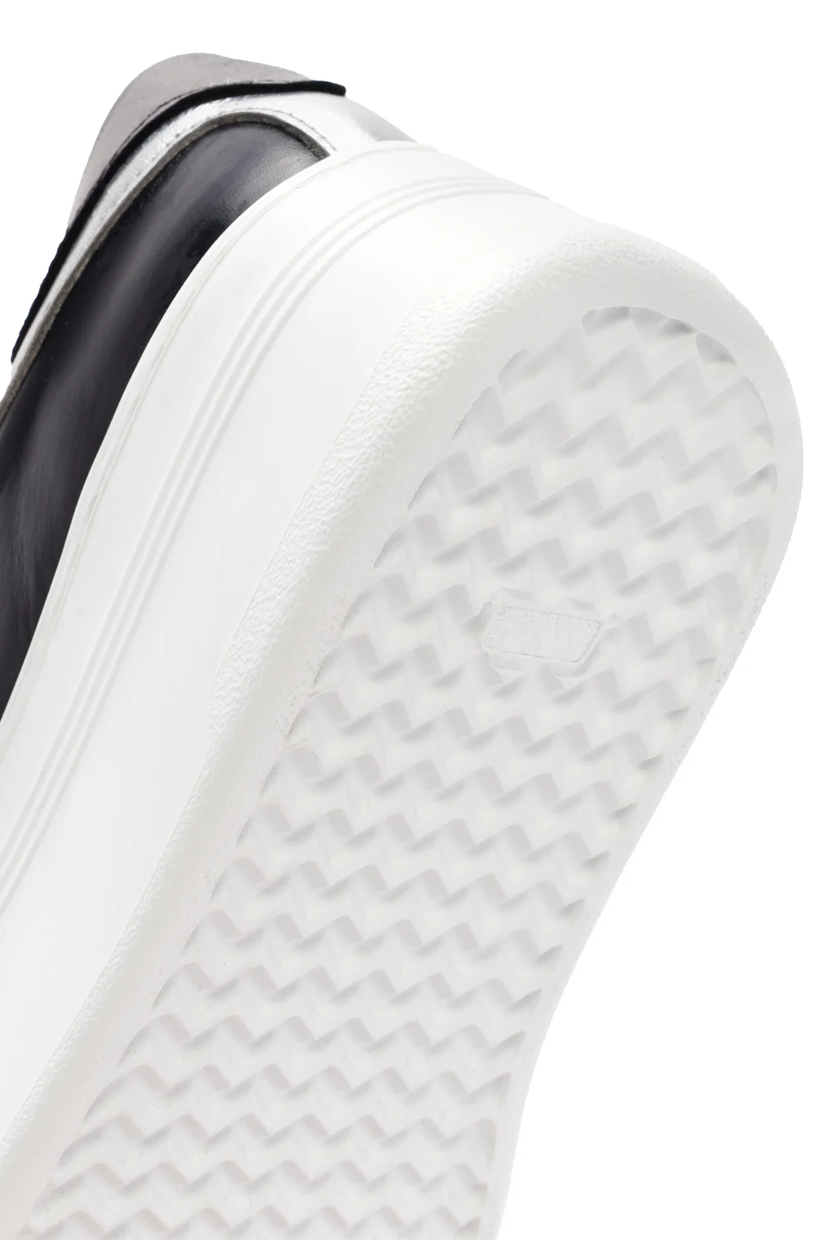 Kadın Siyah Bağcıklı Kalın Tabanlı Deri Sneaker - Image 8