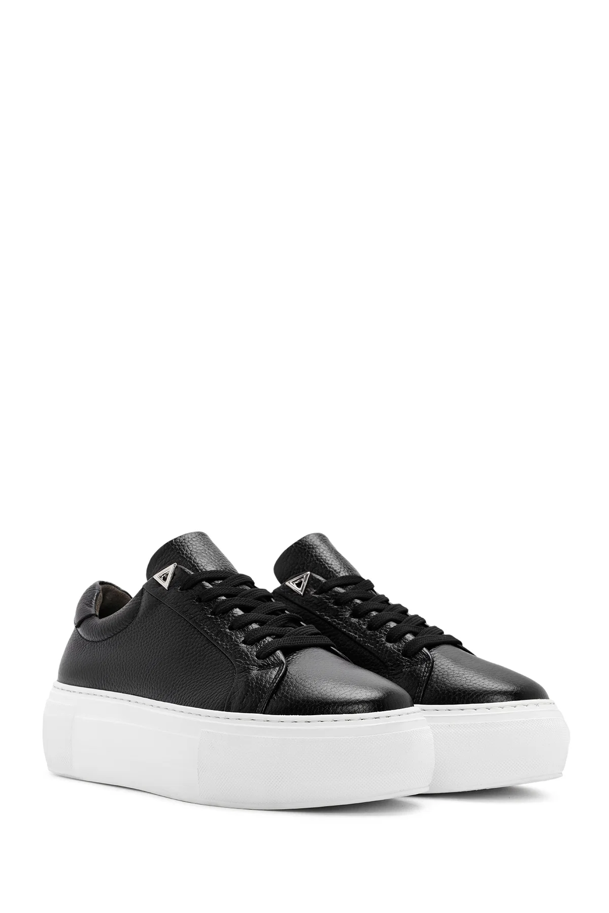 Kadın Siyah Bağcıklı Kalın Tabanlı Deri Sneaker - Image 3