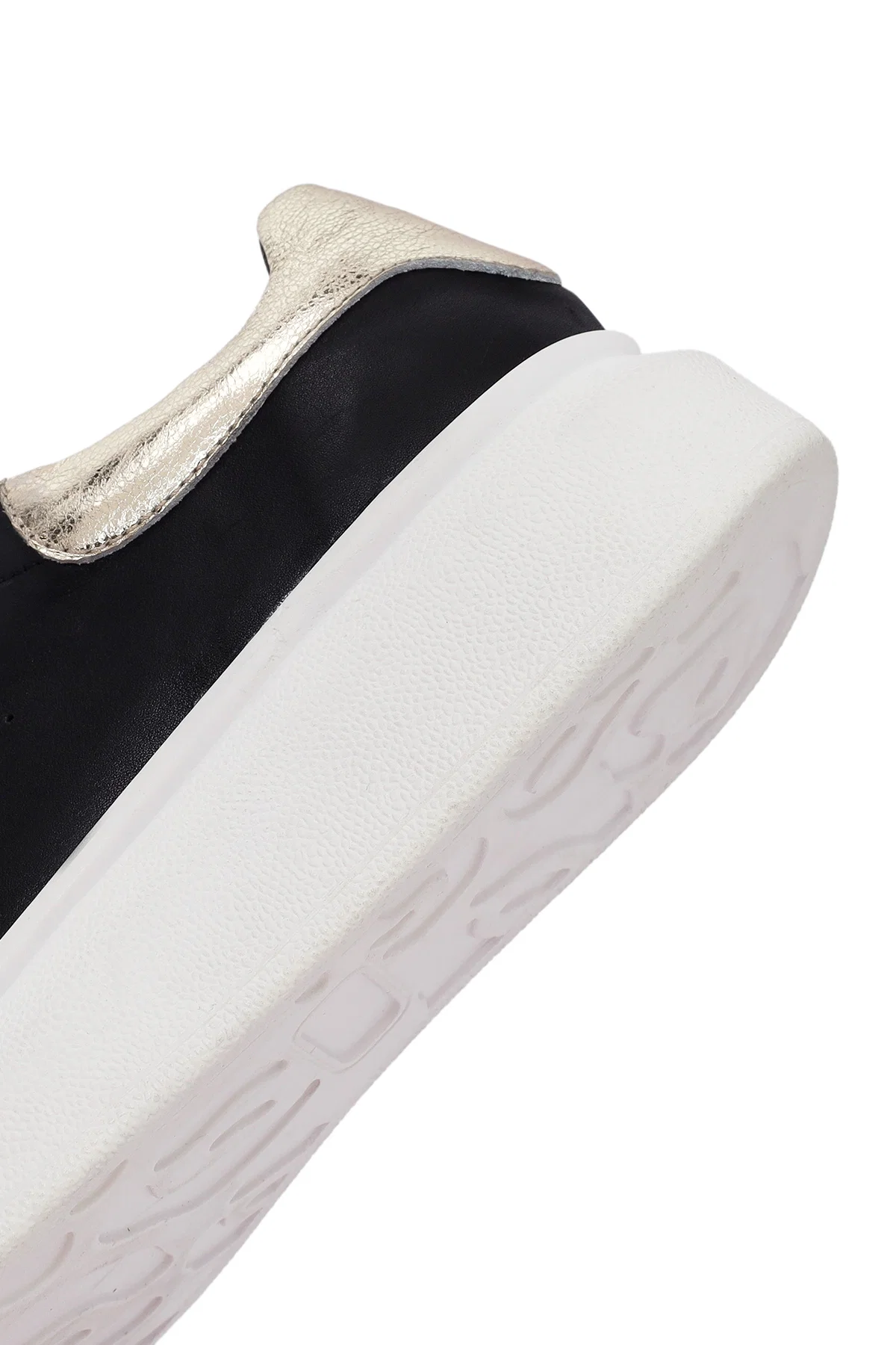Kadın Siyah Bağcıklı Kalın Tabanlı Deri Sneaker - Image 9