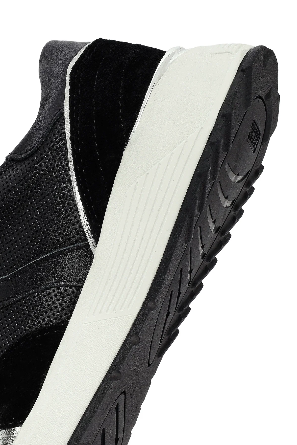 Kadın Siyah Bağcıklı Kalın Tabanlı Deri Sneaker - Image 8
