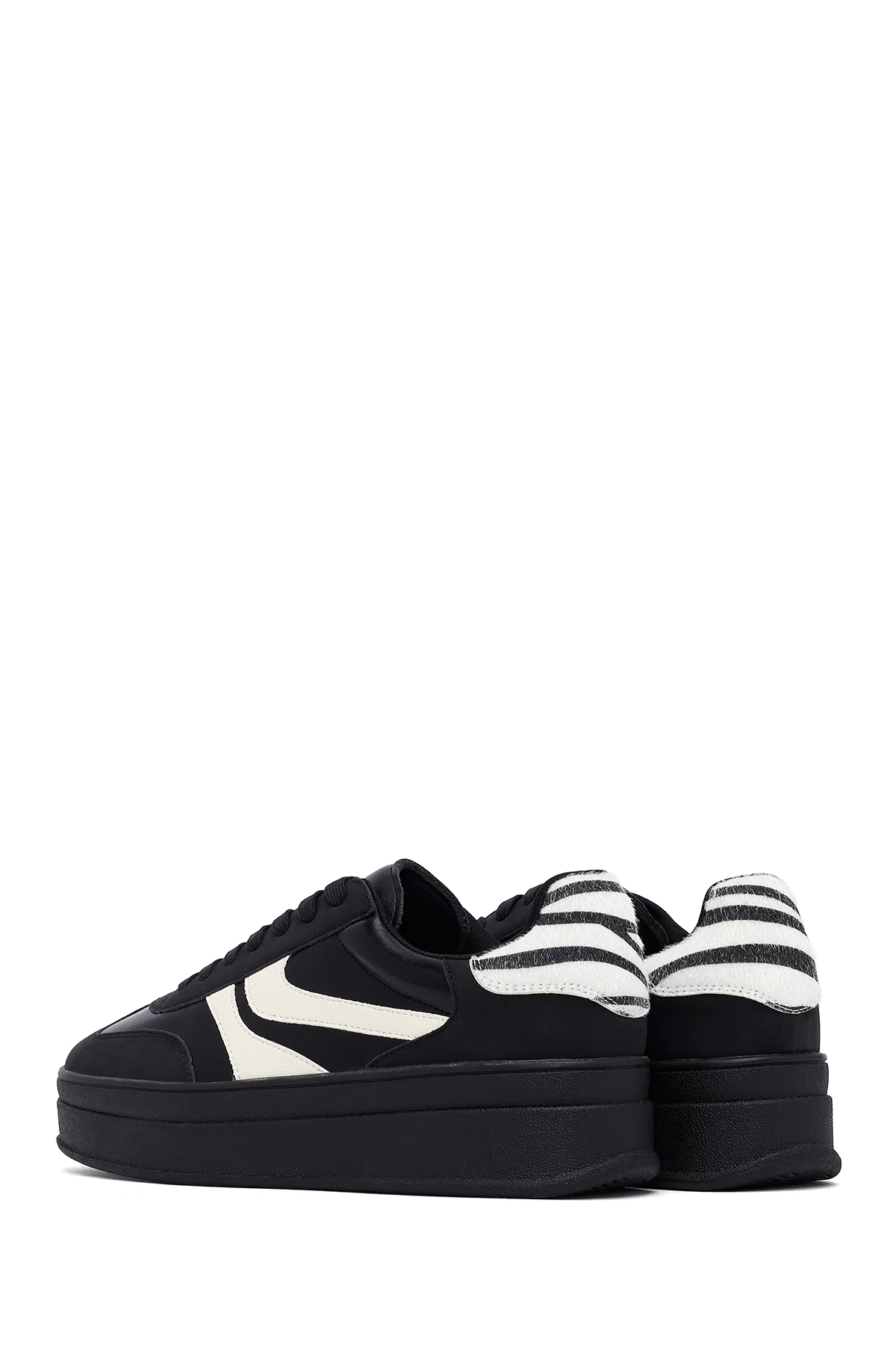 Kadın Siyah Bağcıklı Kalın Tabanlı Sneaker - Image 5