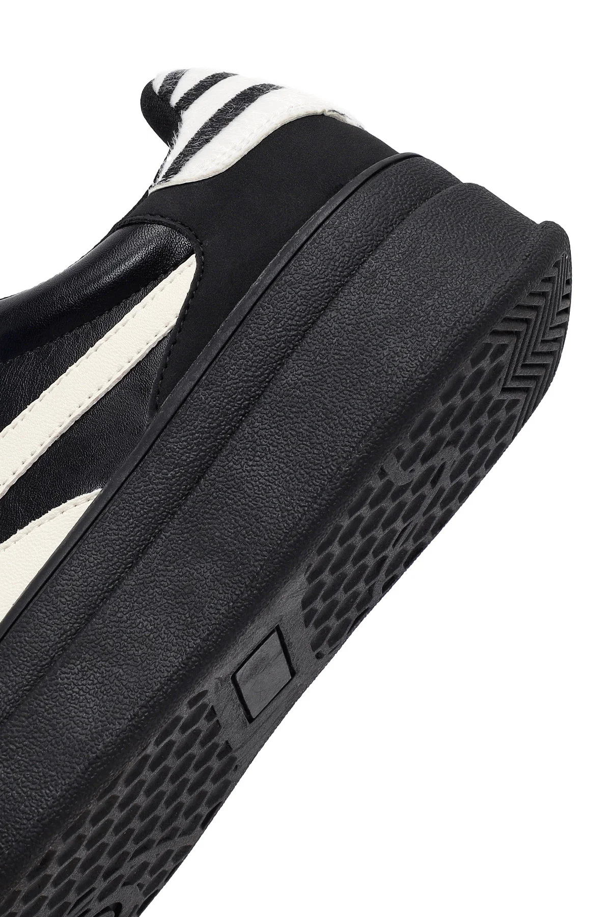 Kadın Siyah Bağcıklı Kalın Tabanlı Sneaker - Image 9