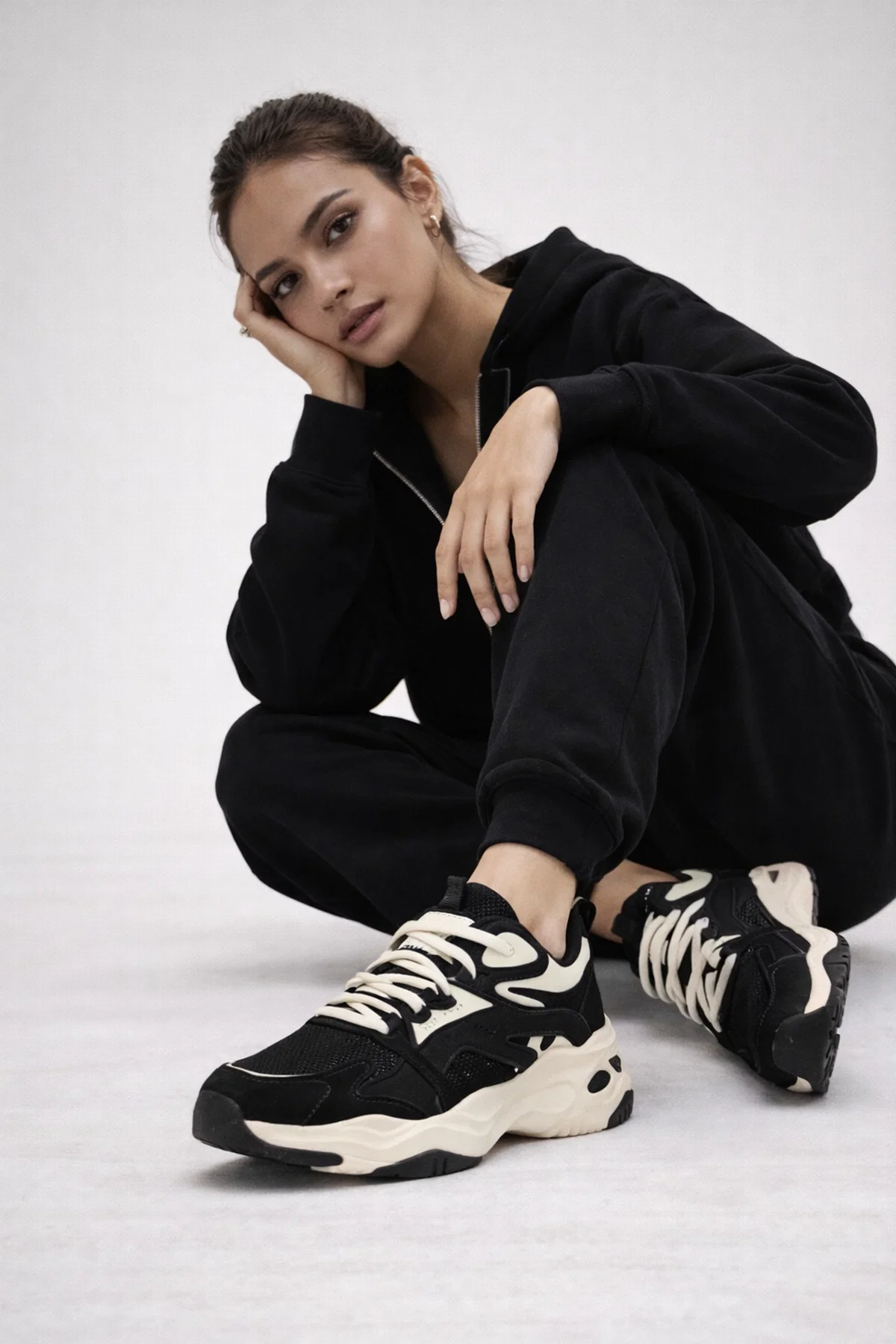 Kadın Siyah Bağcıklı Kalın Tabanlı Sneaker - Image 2