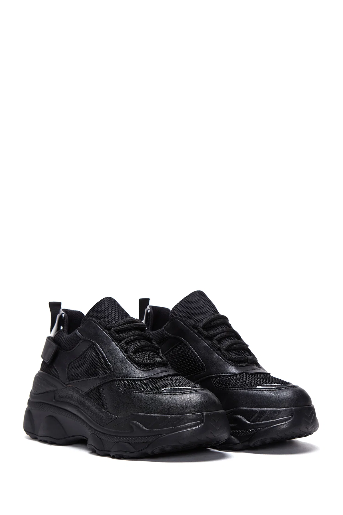 Kadın Siyah Kalın Tabanlı Bağcıklı Sneaker - Image 3
