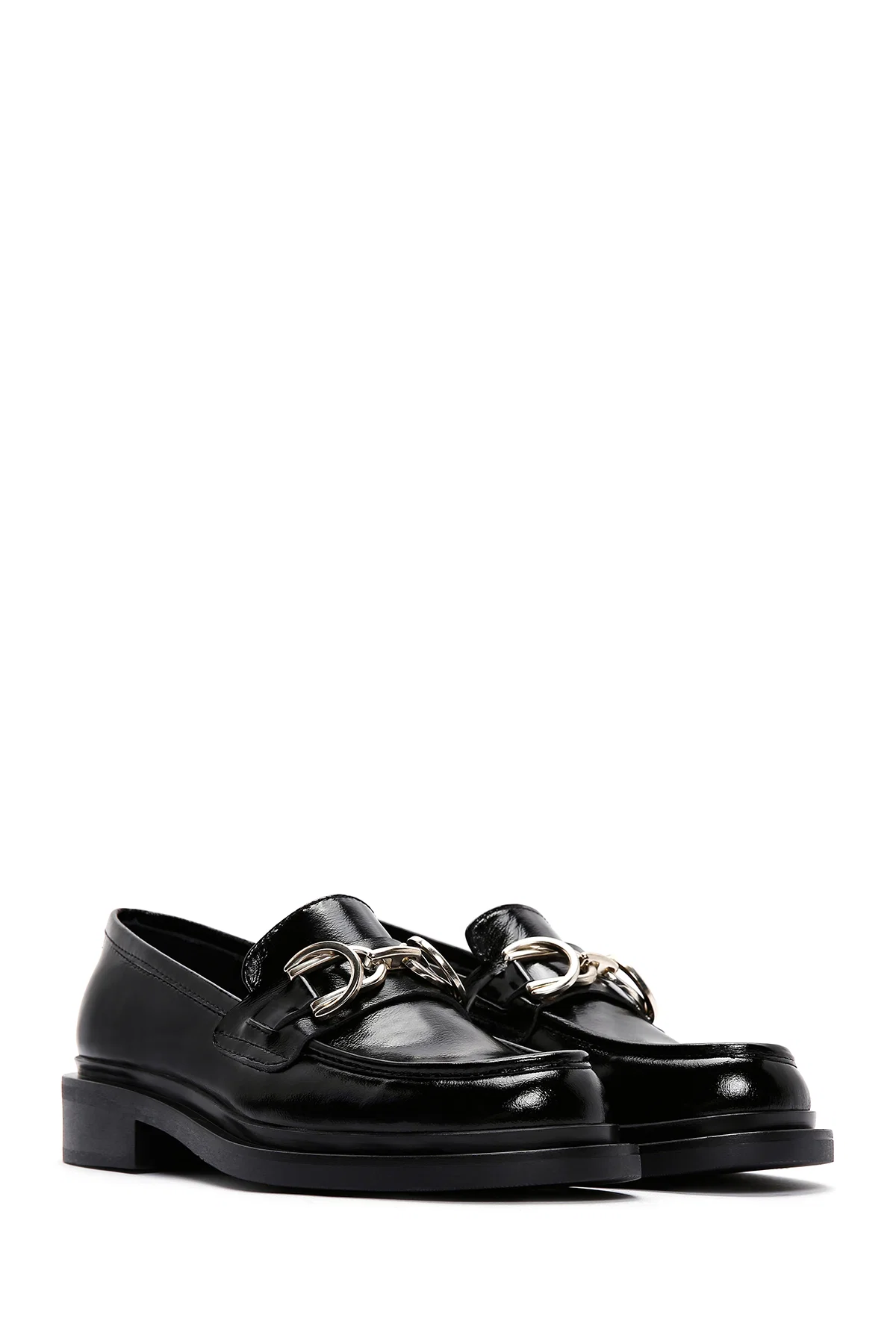 Kadın Siyah Zincir Detaylı Deri Maskülen Loafer - Image 3