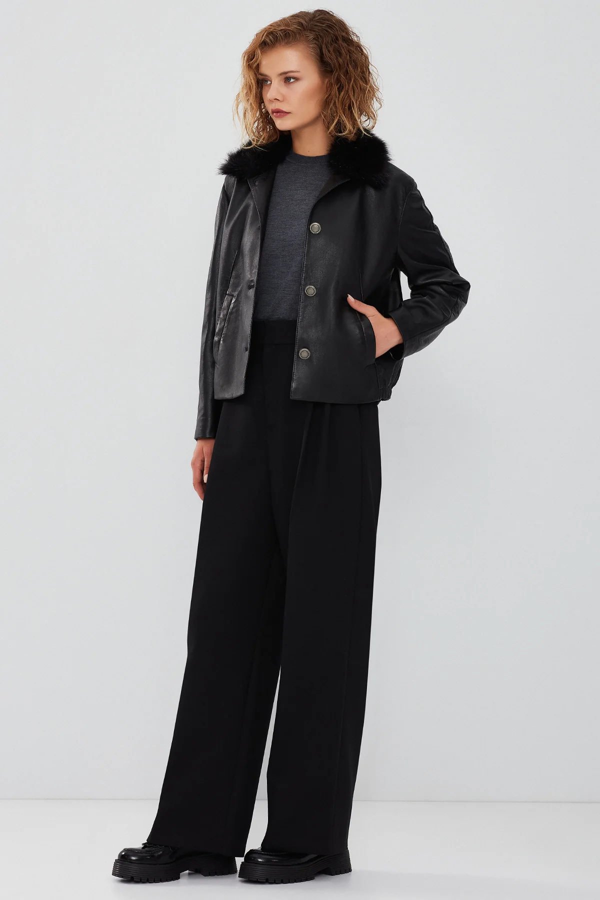 Nina Kadın Siyah Yakası Kürklü Oversize Deri Ceket - Image 6