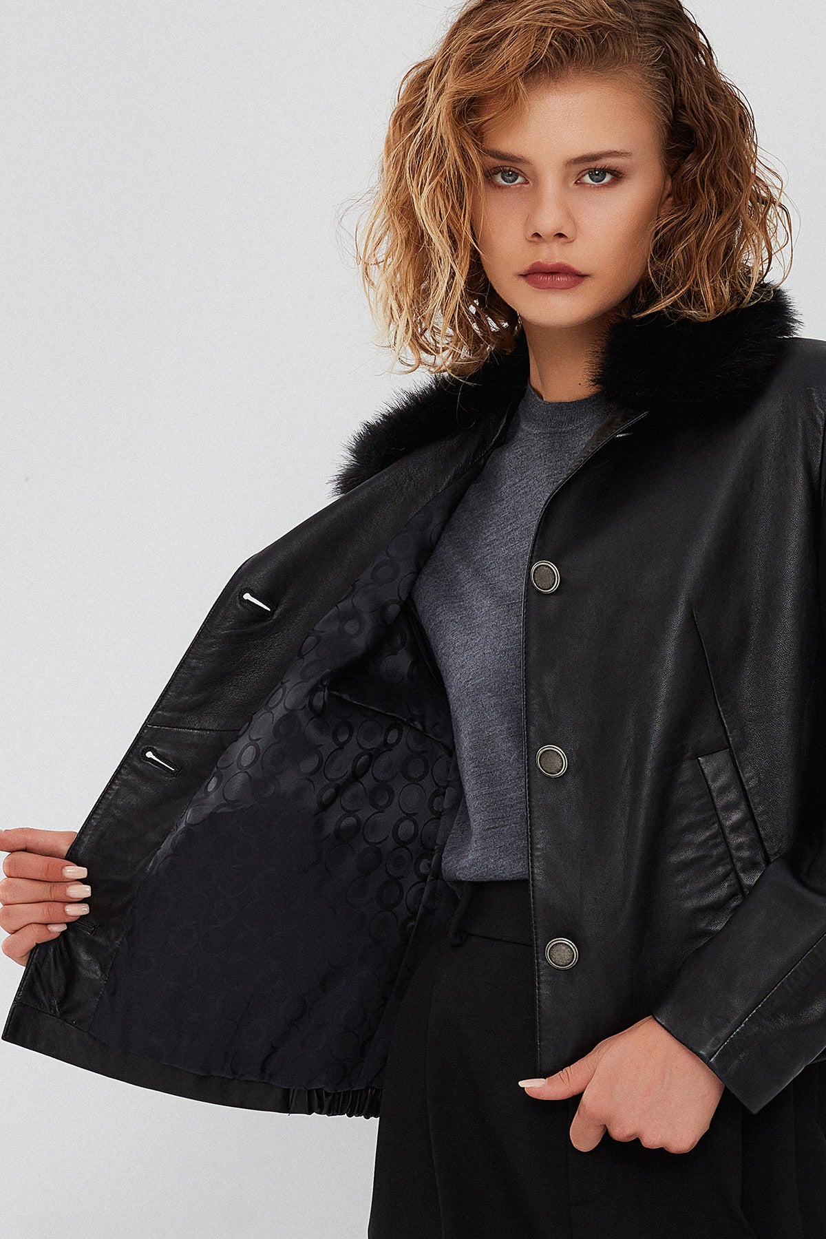Nina Kadın Siyah Yakası Kürklü Oversize Deri Ceket - Image 7