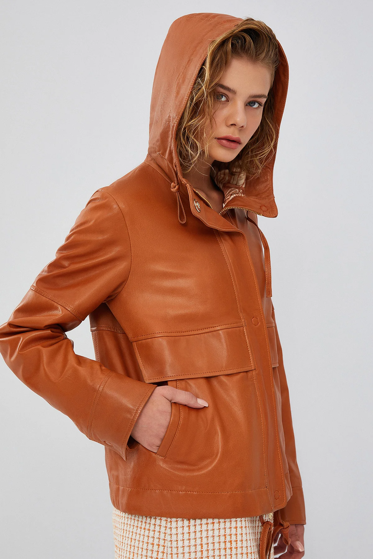 Shelly Kadın Turuncu Oversize Kapüşonlu Deri Ceket - Image 4